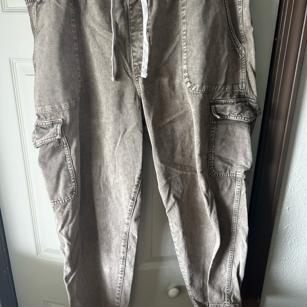 GAP Women Cargo Jogger Pants in Washed Taupe